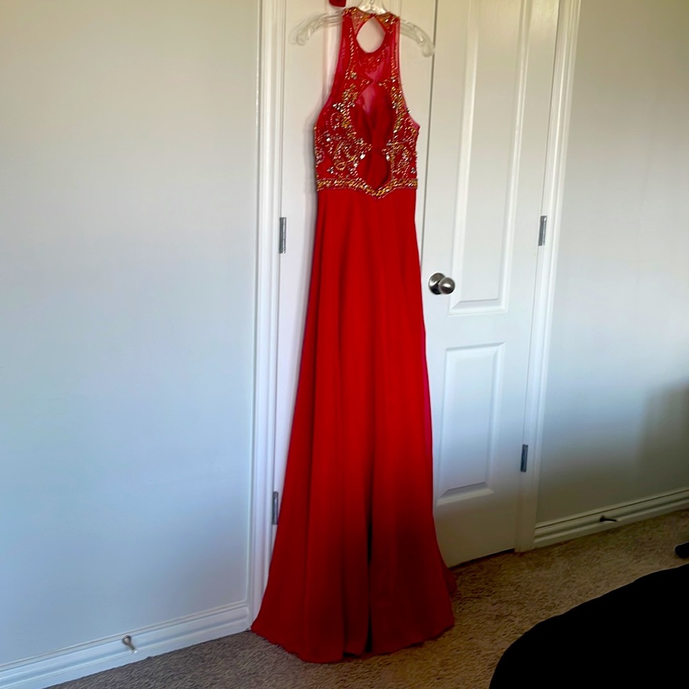 Beautiful red evening gown - Picture 3 of 4